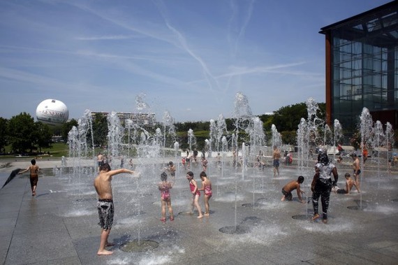 孩童在巴黎的噴水廣場玩水。（圖源：AP）