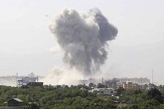 7月1日，阿富汗首都喀布爾遭汽車炸彈襲擊，猛烈爆炸造成濃煙升空，仿如蘑菇雲。（圖源：AP）