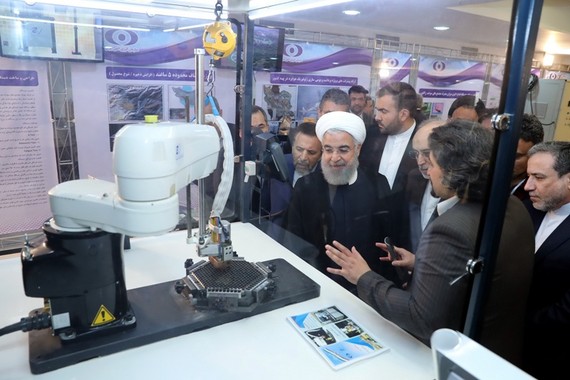 伊朗核危機持續惡化，總統魯哈尼（右二）視察核技術。（圖源：互聯網）