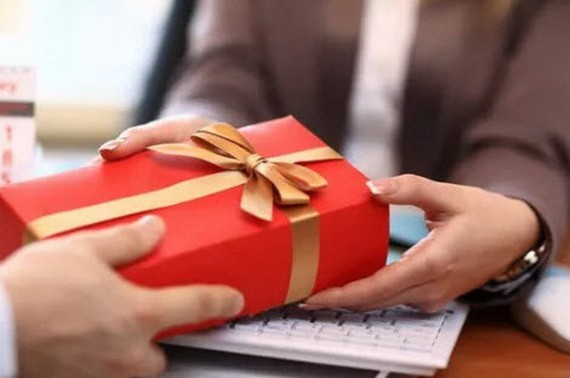 第59號《議定》明確規定，機關、組織、單位若收到不符合規定的禮物，須拒絕；若無法拒絕，須將禮物交給該機關、單位的禮物管理部分以按規定在接到禮物的5天內處理。（示意圖源：互聯網）