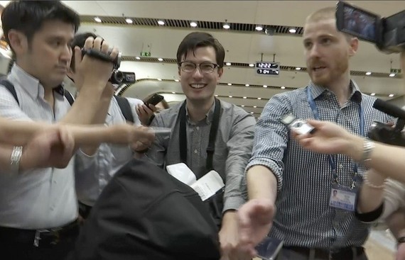 澳洲籍留學生亞歷克‧西格利（中）4日獲釋後，從朝鮮飛抵北京機場。（圖源：AP）