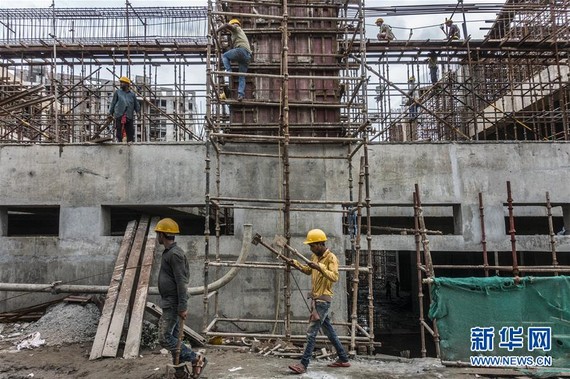 7月5日，在印度加爾各答，工人在一處施工現場工作。（圖源：新華社）