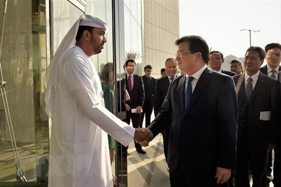 政府副總理鄭廷勇（前右）接見阿聯酋經濟和投資專責國務部長蘇爾坦‧艾哈邁德‧賈貝爾。（圖源：越通社）