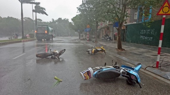 許多路人棄下摩托車避雨。（圖源：TNO）
