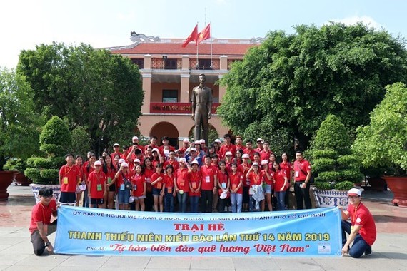 夏令營參與者在芽龍碼頭的胡志明博物館前合照。（圖源：越通社）