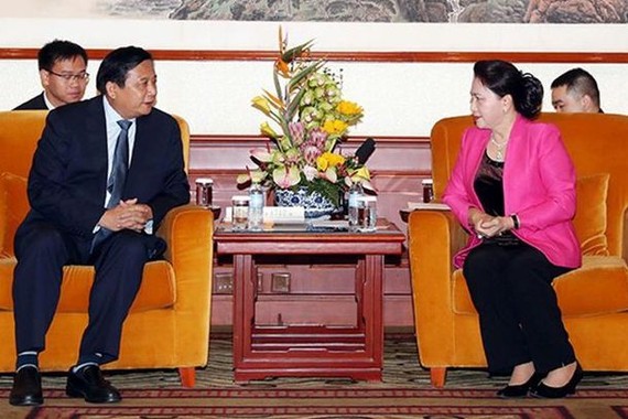 國會主席阮氏金銀（右）接見江西國際經濟技術合作集團董事長徐建國。