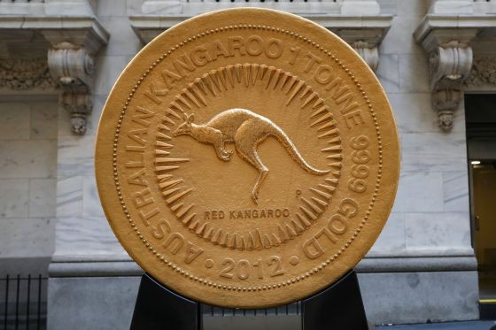 當地時間7月16日，珀斯鑄幣廠將世界上最大的金幣放在美國紐約證券交易所展出，這枚1噸重的硬幣保持著世界上最大硬幣的吉尼斯世界紀錄。（圖源：路透社）