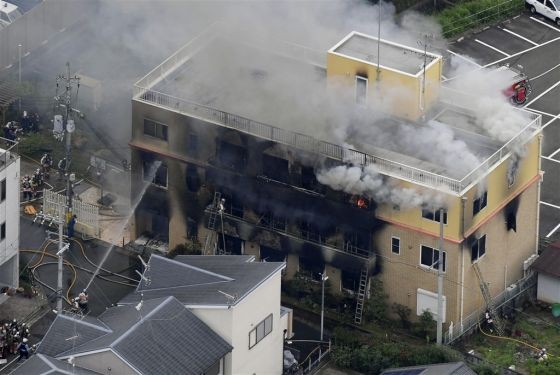 日本動畫製作公司「京都動畫」位於京都市伏見區的工作室18日傳出火警，建築物幾乎全毀，死傷嚴重。（圖源：共同社）