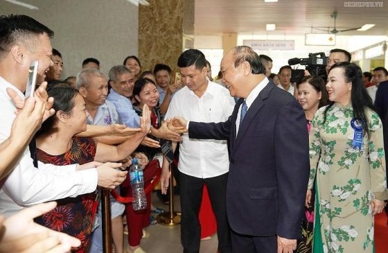 政府總理阮春福（右二）與病人及家屬握手。（圖源：Chinhphu.vn）