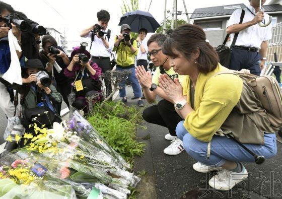當地時間19日，日本京都，民眾前往京都動畫公司大火現場悼念遇難者。（圖源：共同社）