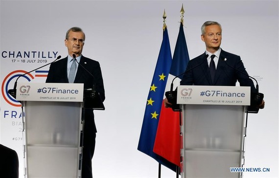 法國財政部長布魯諾‧勒梅爾（右）與法國央行行長維勒魯瓦在G7財長會閉幕後出席記者會。（圖源：新華社）