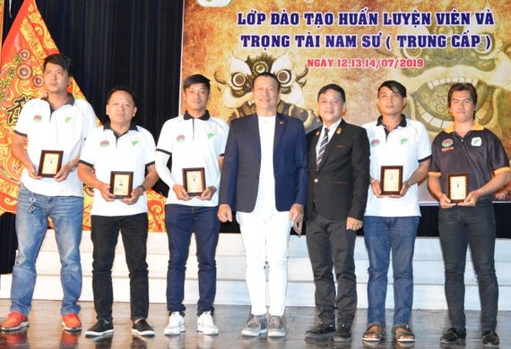 徐梓衡與劉劍昌兩位師傅向5位出色學員頒獎。