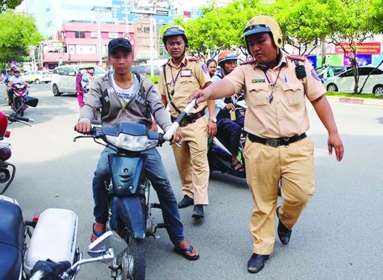 交警檢查騎摩托車不戴安全帽者。（圖源：互聯網）