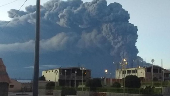 秘魯烏維納斯火山噴發，噴出約5000米高的灰柱。（圖源：El Comercio）