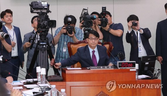 7月22日，在國會，外統委主席尹相現在全體會議上敲槌。 （圖源：韓聯社）