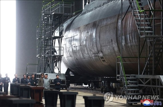 照片可見新潛艇(右)體積巨大。（圖源：韓聯社/朝中社）