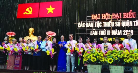 大會介紹了12位代表(華人共5人)和2位候補代表參加第三屆本市少數民族代表大會。
