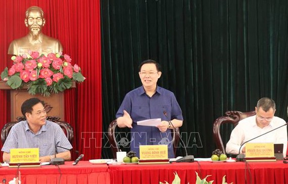 政府副總理王廷惠（中）在會上發表講話。（圖源：越通社）