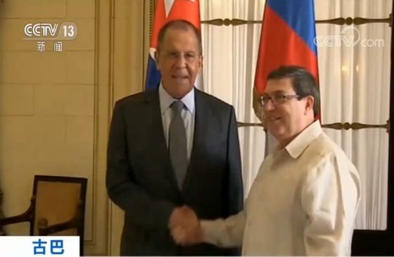 當地時間24日，正在古巴訪問的俄羅斯外長拉夫羅夫（左）同古巴外長羅德里格斯舉行會談。（圖源：CCTV視頻截圖）