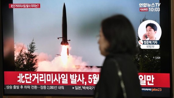 韓國電視新聞屏幕顯示朝鮮發射導彈(圖取自越通社)。
