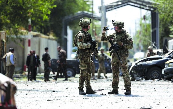 美軍士兵在喀布爾爆炸現場駐守。（圖源：AP）