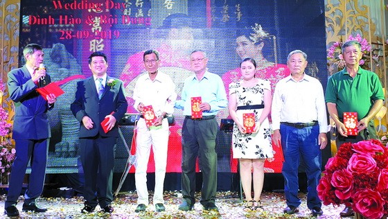 各華人企業家、華人會館、華文中心代表、親朋戚友應邀出席祝賀。