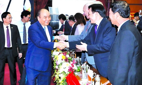 阮春福總理（前左）會見諒山省幹部。（圖源：越通社）
