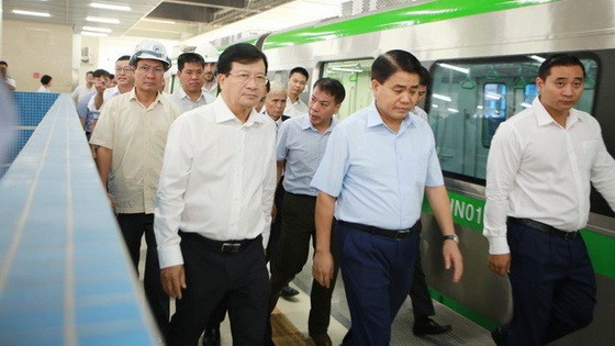 政府副總理鄭廷勇（前左一）親往視察吉靈-河東線城鐵項目。（圖源：君杜）