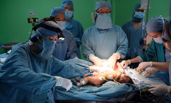手術團隊成功分離了兩名共享肝臟連體女嬰。（圖源：T.C）