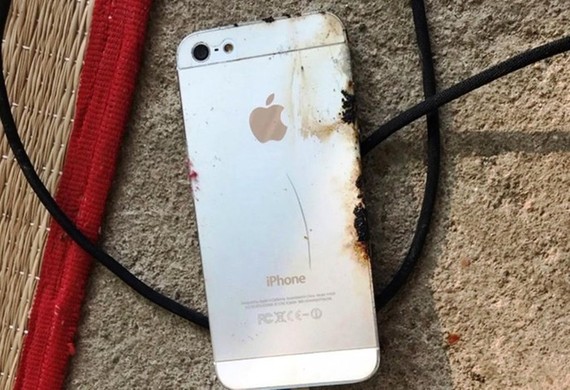 充電中使用手機不幸遭爆破導致阿才當場死亡。（圖源：BLĐ）
