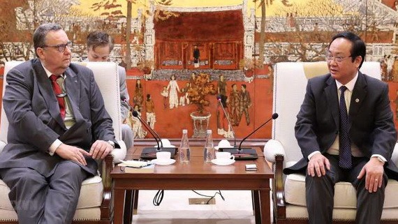 河內市人委會副主席阮世雄（右）接見芬蘭駐越南大使卡麗‧卡希洛托。（圖源：林慶）