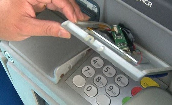 職能力量發現在ATM機進卡口上安裝疑似盜竊銀行卡信息的外置設備。（圖源：藍紅）