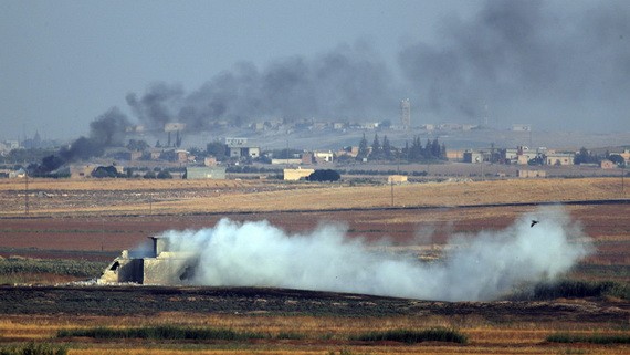 土軍隊向敘北部發起軍事行動，濃煙從敘利亞境內的目標升起。（圖源：AP）