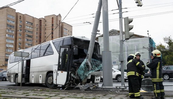 圖為俄羅斯莫斯科一輛旅遊大巴發生事故的現場。（圖源：Getty Images）