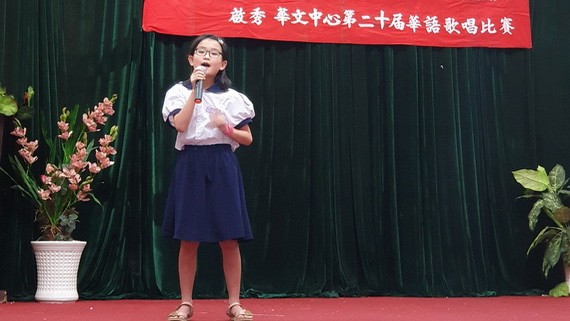 許桐桐同學在演唱。