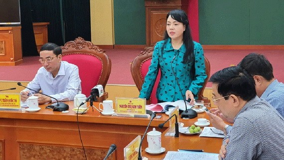 衛生部長阮氏金進（左二）在會議上發表講話。（圖源：TNO）