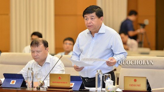 計劃與投資部長阮志勇（前右）在會上發言。（圖源：Quochoi.vn）