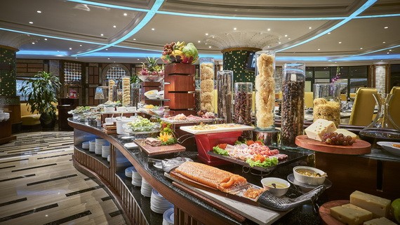 溫莎大酒店4樓自助餐廳美食豐富，包括有越南、日本、意大利、法國和粵菜等160多道菜餚。