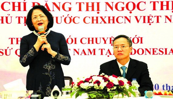 國家副主席鄧氏玉盛（左）在會上致詞。（圖源：越通社）