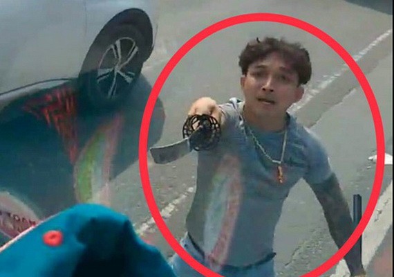 目光兇狠的男青年揮劍砍破卡車擋風玻璃。（圖源：視頻截圖）