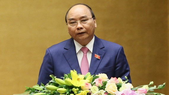 政府總理阮春福代表政府闡述2019年社經情況報告與2020年社經發展計劃。（圖源：日北）