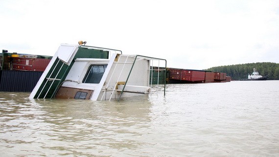 在芹耶縣隆槽河上翻沉的 VIETSUN INTEGRITY貨輪。（圖源：晉力）