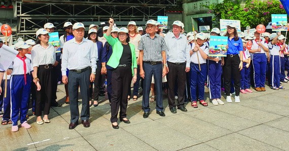 組委會在阮廌街進行步行活動。