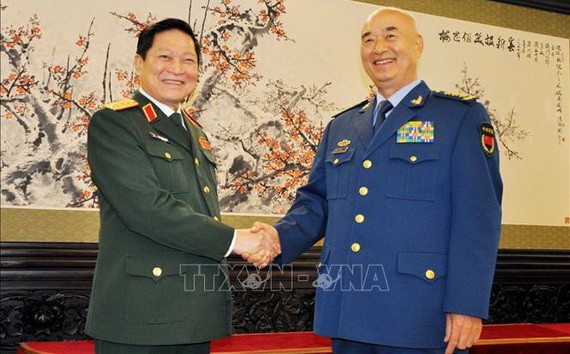 吳春歷（左）大將會見中央軍委副主席許其亮。（圖源：越通社）