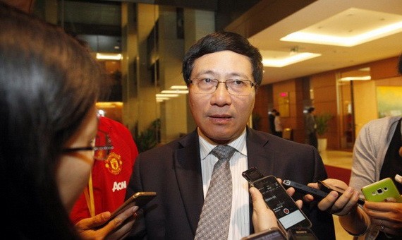 政府副總理、外交部長范平明接受記者採訪。（圖源：清絨）