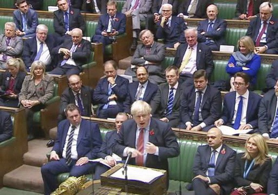 英國首相約翰遜在議會下院發言。（圖源：互聯網）
