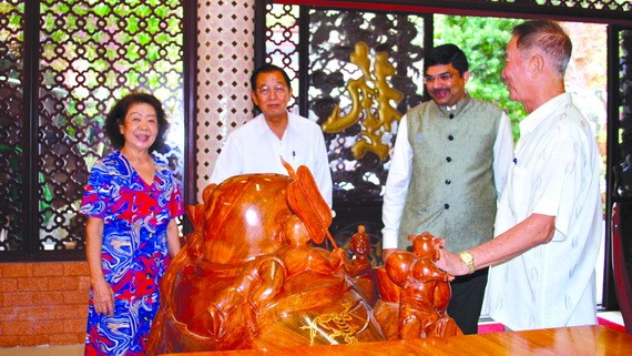 印度駐本市總領事 K.Srikar Reddy (右二)參觀藝昌紅木傢具。