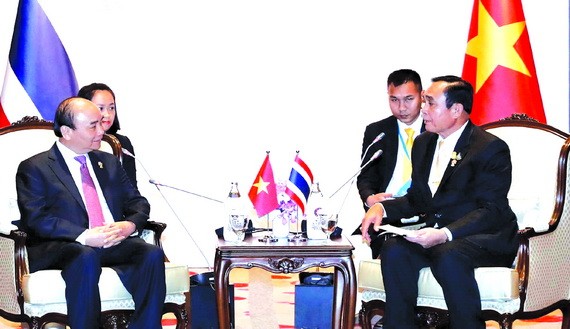 阮春福總理（左）會見泰國總理巴育。（圖源：越通社）