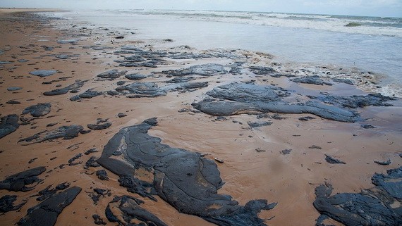 巴西東北部海灘今年9月初出現原油污染，目前已波及200多片海灘。（圖源：互聯網）