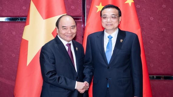 政府總理阮春福（左）與中國總理李克強握手。（圖源：新華社）
